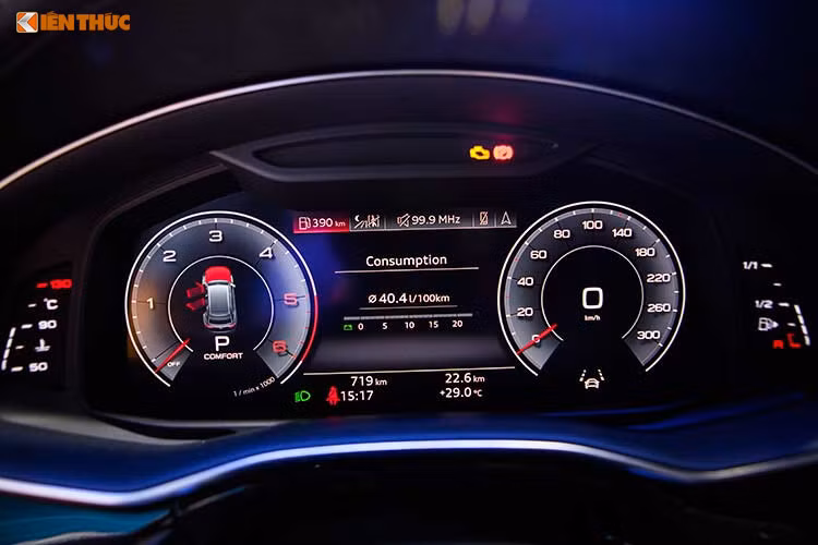 Xe cũng được trang bị hệ thống cảm ứng MMI, có thể tùy chỉnh nhiều chức năng thông qua hai màn hình lớn. Màn hình phía trên 10.1 inch dùng để điều khiển các tính năng giải trí và hệ thống định vị. Màn hình 8.6 inch bên dưới điều chỉnh hệ thống sưởi, điều hòa nhiệt độ, hệ thống âm thanh cao cấp Bang &amp; Olufsen với chất lượng âm thanh 3D.