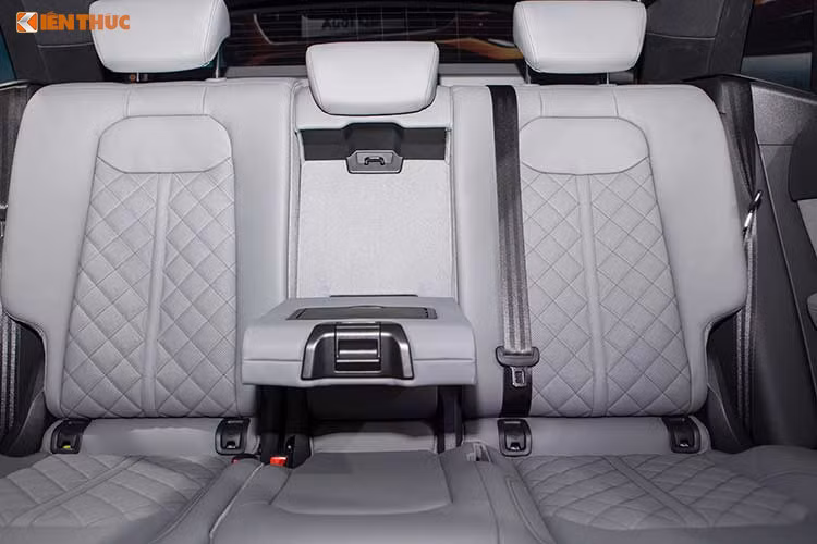 Ghế sau của xe được thiết kế khá rộng rãi và có chiều cao dốc về phía sau như một chiếc xe coupe hạng sang. Tựa lưng ghế có thể gập xuống giúp tăng sức chứa của khoang hành lý phía sau lên đến 1.755 lít. Cụm điều chỉnh điều hòa có hàng ghế sau, xe có 5 chỗ ngồi và cửa sổ trời...