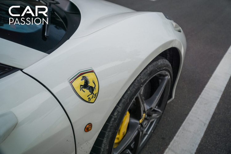 Trên 458 Spider, hãng siêu xe Ferrari vẫn giữ nguyên thiết kế thanh thoát, nhẹ nhàng của dòng xe nhưng hãng đã loại bỏ phần nắp kính che động cơ phía sau, thay vào đó là phần khoang chứa dành cho bộ mui xếp của xe.