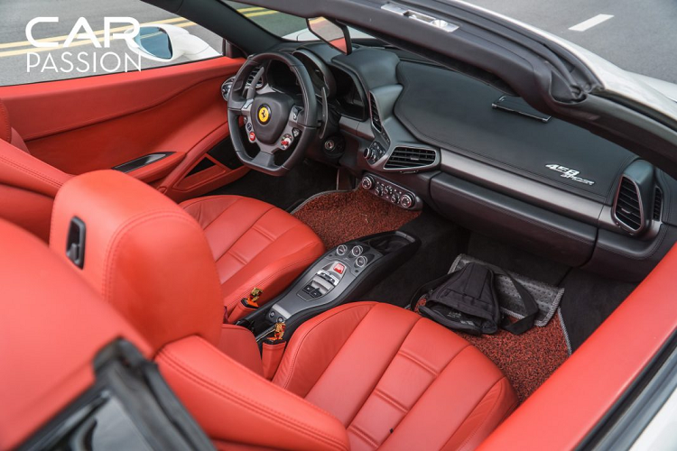 Xe sử dụng ghế ngồi thể thao chỉnh điện, bọc da màu đỏ với logo “ngựa chồm” dập nổi trên tựa đầu. Cụm điều khiển trung tâm được ốp nhôm với những nút bấm chuyển số, nút launch control, hạ kính, nâng gầm, đèn nguy hiểm và hơn hết là nút đóng mở mui.