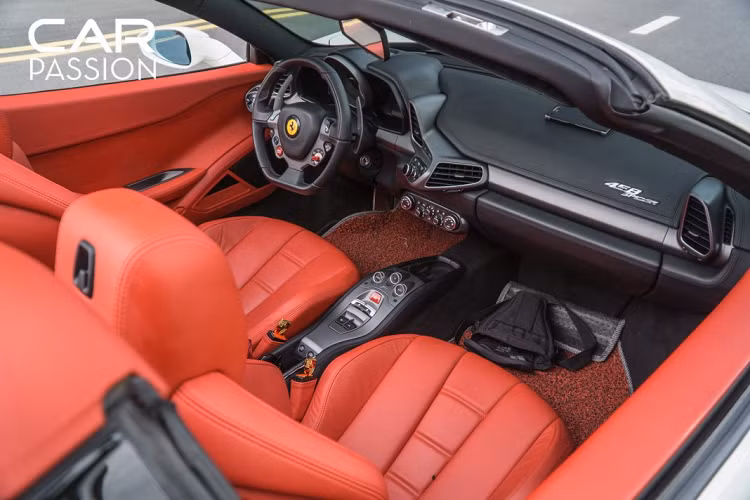 Xe sử dụng ghế ngồi thể thao chỉnh điện, bọc da màu đỏ với logo “ngựa chồm” dập nổi trên tựa đầu. Cụm điều khiển trung tâm được ốp nhôm với những nút bấm chuyển số, nút launch control, hạ kính, nâng gầm, đèn nguy hiểm và hơn hết là nút đóng mở mui.