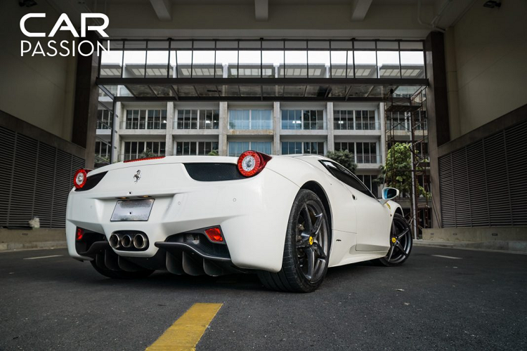 Ferrari 458 Spider sử dụng động cơ V8 hút khí tự nhiên dung tích 4.5 lít giống với phiên bản Coupe. Động cơ này có khả năng sản sinh công suất cực đại 570 mã lực và mô men xoắn cực đại đạt mức 540 Nm.