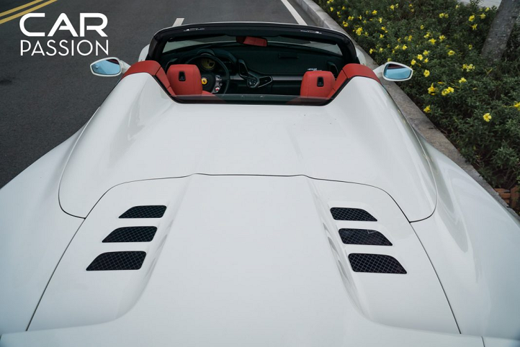 Bên trong, khoang nội thất của chiếc Ferrair 458 Spider này được bọc da hai màu đen – đỏ đẹp mắt. Ferrari trang bị cho 458 vô-lăng thể thao tích hợp các nút bấm chức năng như nút khởi động, công tắc Magnettino, xinhan, còi,… cùng hai lẫy chuyển số phía sau.