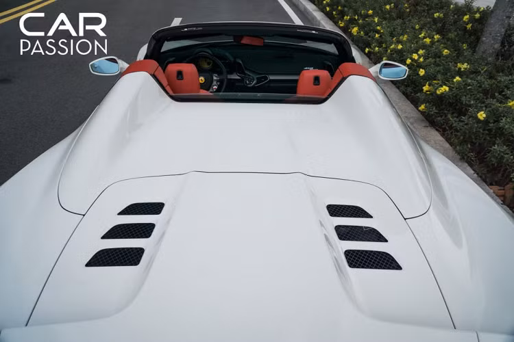 Bên trong, khoang nội thất của chiếc Ferrair 458 Spider này được bọc da hai màu đen – đỏ đẹp mắt. Ferrari trang bị cho 458 vô-lăng thể thao tích hợp các nút bấm chức năng như nút khởi động, công tắc Magnettino, xinhan, còi,… cùng hai lẫy chuyển số phía sau.