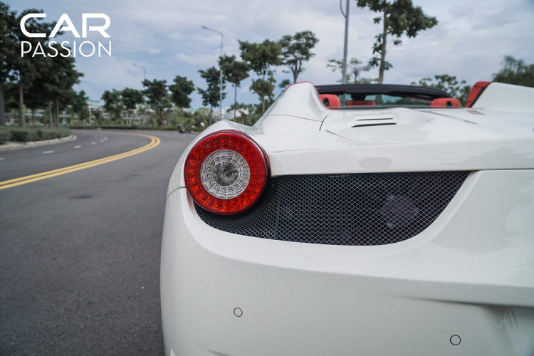 Sức mạnh từ động cơ được truyền đến các bánh xe thông qua hộp số 7 cấp ly hợp kép được sử dụng công nghệ từ xe đua công thức 1. Xe có khả năng tăng tốc từ vị trí đứng yên lên 100 km/h chỉ trong 3 giây và tốc độ tối đa đạt được là 320 km/h.