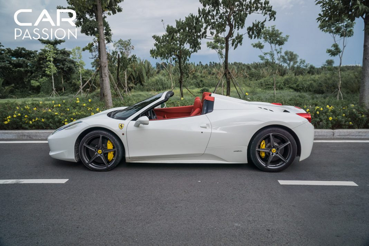 Chiếc siêu xe Ferrari mui trần này có khả năng đóng mở mui trong khoảng 14 giây theo nhà sản xuất, tuy nhiên khi thử đóng mui mẫu xe này tốn đến gần 20 giây để hoàn thành. Một điều nữa khá bất tiện khi đóng mở mui mẫu xe này là người lái phải bấm giữ nút trong khoảng thời gian đó, khác với việc chỉ bấm như những mẫu xe về sau.