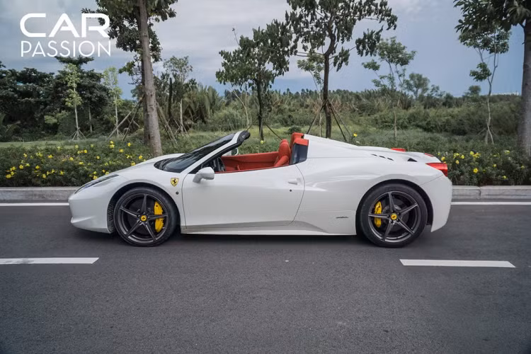 Chiếc siêu xe Ferrari mui trần này có khả năng đóng mở mui trong khoảng 14 giây theo nhà sản xuất, tuy nhiên khi thử đóng mui mẫu xe này tốn đến gần 20 giây để hoàn thành. Một điều nữa khá bất tiện khi đóng mở mui mẫu xe này là người lái phải bấm giữ nút trong khoảng thời gian đó, khác với việc chỉ bấm như những mẫu xe về sau.