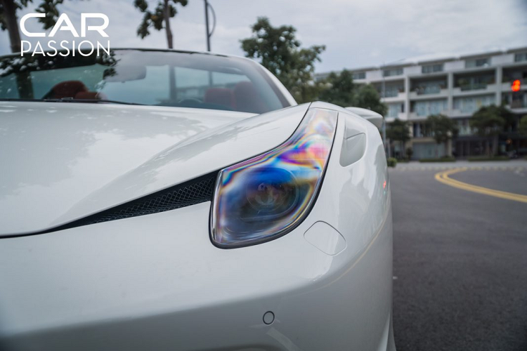 Tạo điểm nhấn trên nền sơn trắng là bộ cùm phanh màu vàng nổi bật, ẩn phía sau bộ mâm năm chấu màu xám kích thước 19 inch. Xe sử dụng hệ thống phanh gốm carbon hiệu năng cao do Brembo cung cấp.