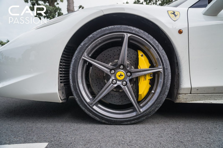 Xe sở hữu thiết kế thanh mảnh, bo tròn với những đường nét khí đọng học khí xe có phần mềm mại. Phía trước, xe sở hữu cặp đèn pha thiết kế kéo dài với hai dãy LED chạy ngày đặt dọc. Hốc gió phía dưới được làm liền tích hợp hai cánh chia gió bên trong. Đèn hậu phía sau dạng tròn được đặt cạnh hai khe thoát gió.