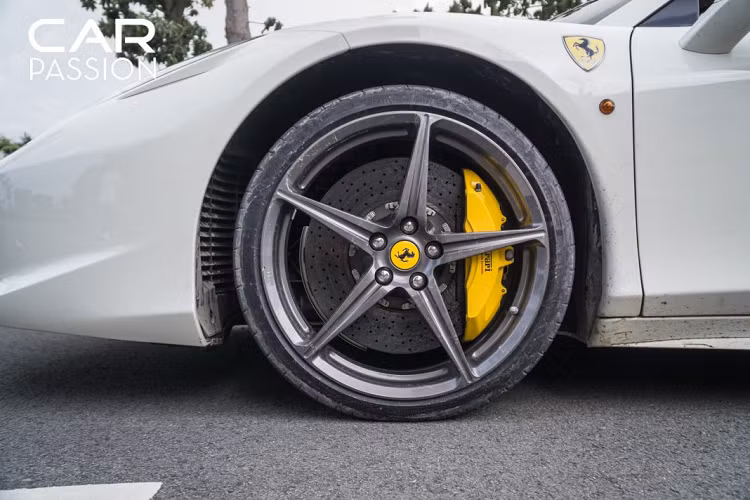 Xe sở hữu thiết kế thanh mảnh, bo tròn với những đường nét khí đọng học khí xe có phần mềm mại. Phía trước, xe sở hữu cặp đèn pha thiết kế kéo dài với hai dãy LED chạy ngày đặt dọc. Hốc gió phía dưới được làm liền tích hợp hai cánh chia gió bên trong. Đèn hậu phía sau dạng tròn được đặt cạnh hai khe thoát gió.