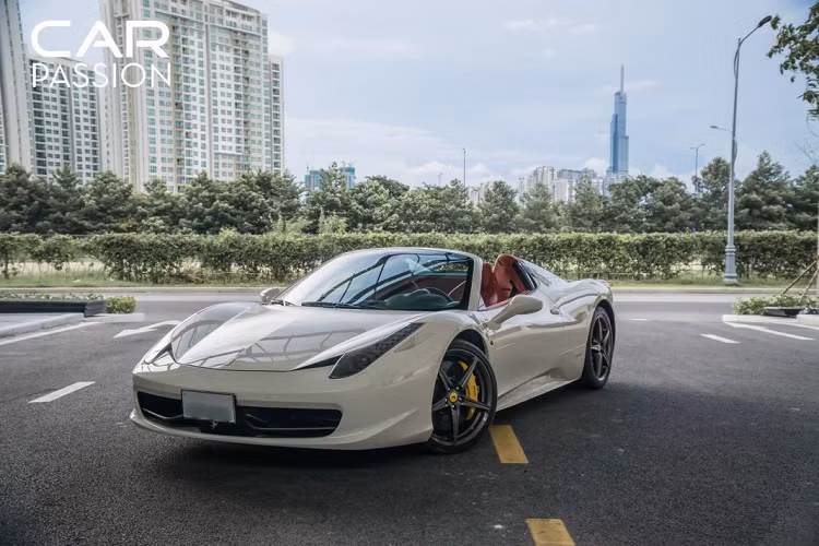 Khác với chiếc đầu tiên sở hữu màu sơn đỏ đặc trưng Rosso Corsa của Ferrari, chiếc siêu xe Ferrari 458 Spider thứ hai của hot girl Sài Gòn mang biển kiểm soát Lào này lại sở hữu màu sơn trắng Bianco Avus.