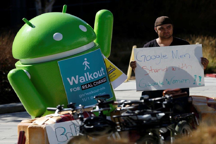 Các nhân viên Google đã tổ chức một cuộc đi bộ biểu tình để phản đối việc xử lý các trường hợp sai trái tình dục của công ty, một tuần sau báo cáo của New York Times. Tháng 1/2019, một cổ đông của Google đã kiện hội đồng quản trị công ty mẹ Alphabet vì che đậy các trường hợp quấy rối tình dục bởi những giám đốc Google. Ảnh: Reuters.