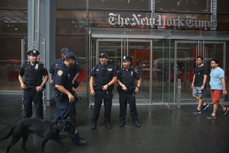 Tháng 10/2018, New York Times công bố một cuộc điều tra gây chấn động. Báo cáo cho rằng phía Google đã trả cho Andy số tiền 90 triệu USD vào năm 2014, ngay cả khi phát hiện ra người phụ nữ ngoại tình với Rubin cáo buộc "anh ta ép cô ấy phải thực hiện quan hệ bằng miệng trong một phòng khách sạn năm 2013". Ảnh: MSN.