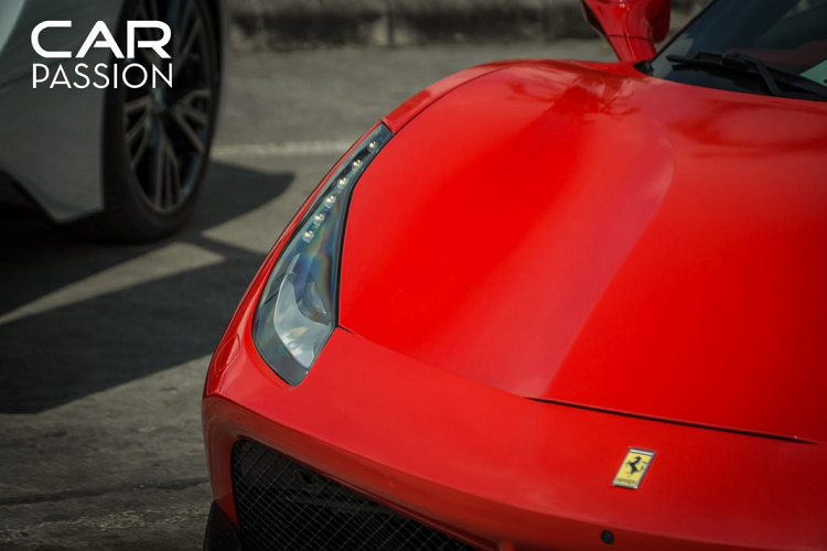 Bên trong, nội thất của xe được bọc da màu đen với nhiều chi tiết tương phản màu đỏ như bảng táp-lô và dải màu chạy dọc lưng ghế, chỉ khâu tương phản. Nội thất được sử dụng nhiều sợi carbon với vai trò trang trí cũng như giảm trọng lượng tổng thể cho xe. Ghế ngồi thuộc dạng ghế đua Dyatona, đây là một tùy chọn đắt tiền trên những chiếc Ferrari.