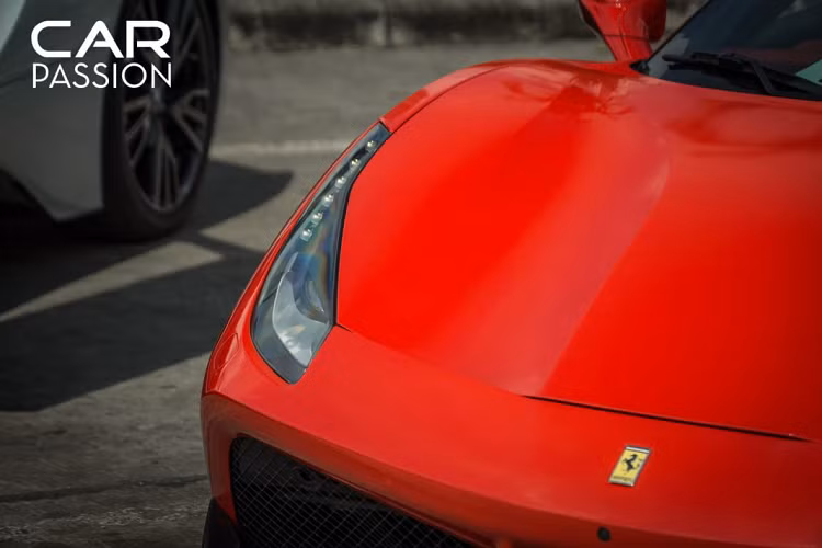 Bên trong, nội thất của xe được bọc da màu đen với nhiều chi tiết tương phản màu đỏ như bảng táp-lô và dải màu chạy dọc lưng ghế, chỉ khâu tương phản. Nội thất được sử dụng nhiều sợi carbon với vai trò trang trí cũng như giảm trọng lượng tổng thể cho xe. Ghế ngồi thuộc dạng ghế đua Dyatona, đây là một tùy chọn đắt tiền trên những chiếc Ferrari.