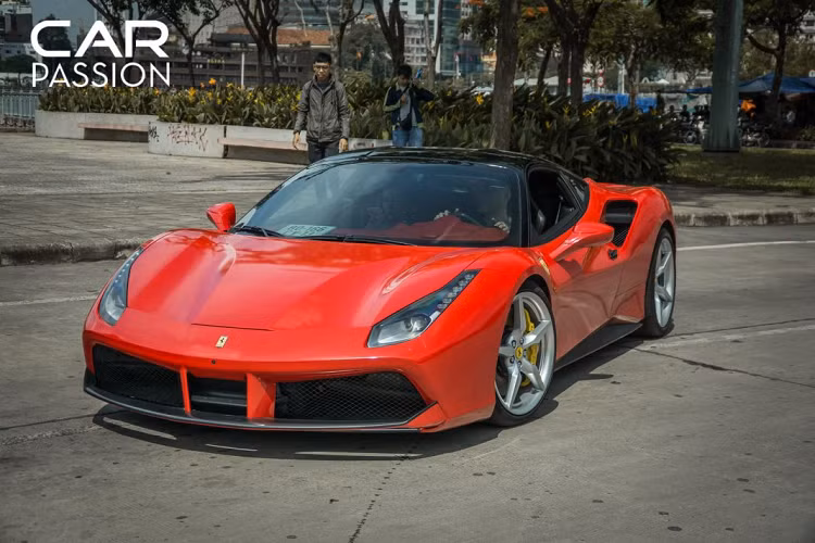 Nguyên bản, chiếc Ferrari 488 GTB này mang trên mình màu sơn xám lông chuột (Grigio Silverstone). Sau khi được bán về với chủ mới cách đây không lâu, chiếc xe nhanh chóng được thay áo bằng bộ cánh màu đỏ (Rosso Corsa) truyền thống của hãng siêu xe này. Màu áo mới này cũng giúp chiếc xe nổi bật hơn hẳn so với màu xám trước đây có phần chìm hơn.
