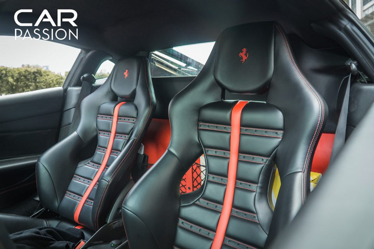 Ở mặt khí động học, xe có thiết kế cải tiến khi động học hiệu quả hơn 50% so với mẫu xe tiền nhiệm. Dưới gầm, Ferrari cũng tích hợp thêm những đường hướng gió và cánh gió tích hợp dưới khuếch tán.