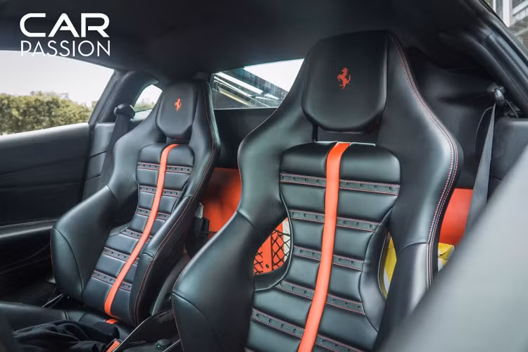 Ở mặt khí động học, xe có thiết kế cải tiến khi động học hiệu quả hơn 50% so với mẫu xe tiền nhiệm. Dưới gầm, Ferrari cũng tích hợp thêm những đường hướng gió và cánh gió tích hợp dưới khuếch tán.