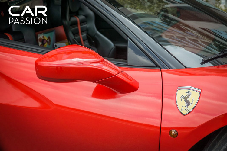 Ferrair 488 GTB được ra mắt vào năm 201 , là mẫu xe kế nhiệm Ferrari 458 Italia. Ở đời xe này, Ferrari đã sử dụng động cơ V8 tăng áp kép thay cho động cơ V8 hút khí tự nhiên. Nhờ sử dụng hai bộ tăng áp, động cơ V8 3.9 lít trên xe giờ đây đã sản sinh công suất cực đại lên đến 670 mã lực cùng mô-men xoắn cực đại 760 Nm.