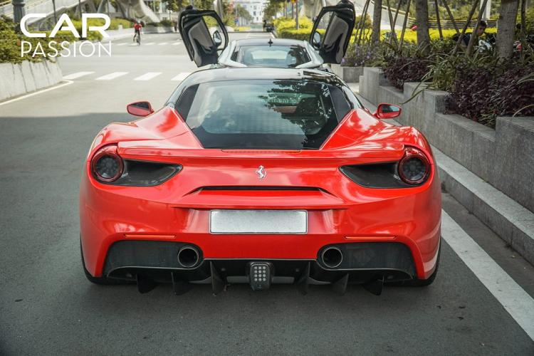 Giá siêu xe Ferrari 488 GTB lúc mới về Việt Nam bán ra không dưới 16 tỷ đồng. Nhưng hiện tại có một số xe đã qua sử dụng nên giá thành cũng rơi vào khoảng 7,3 tỷ cho đến 11 tỷ đồng tuỳ theo biển số xe mang và cả ngoại hình.
