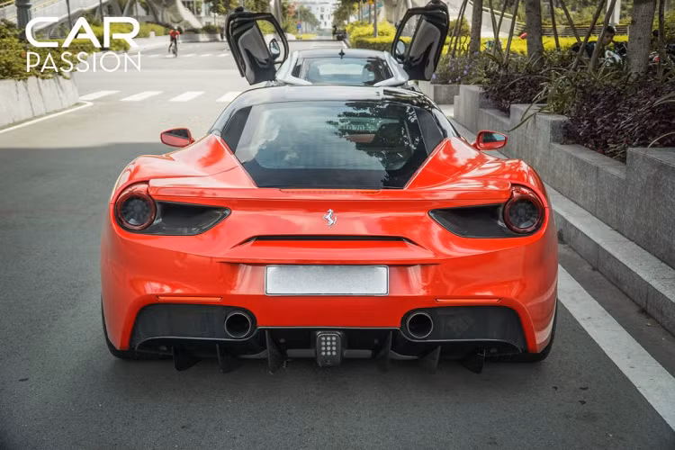 Giá siêu xe Ferrari 488 GTB lúc mới về Việt Nam bán ra không dưới 16 tỷ đồng. Nhưng hiện tại có một số xe đã qua sử dụng nên giá thành cũng rơi vào khoảng 7,3 tỷ cho đến 11 tỷ đồng tuỳ theo biển số xe mang và cả ngoại hình.