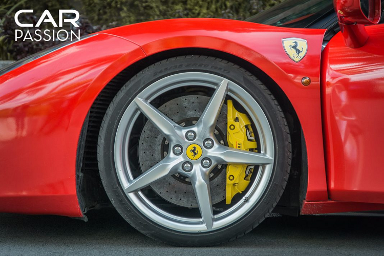 Sức mạnh này được gửi đến bánh sau của xe thông qua hộp số tự động, ly hợp kép 7 cấp, nhờ đó mà siêu xe này có khả năng tăng tốc lên 100 km/h chỉ trong 3 giây và đạt tốc độ tối đa 330 km/h.