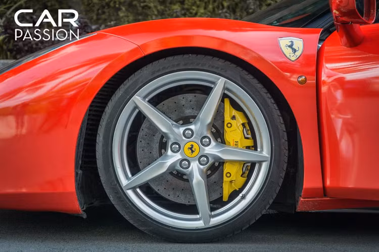 Sức mạnh này được gửi đến bánh sau của xe thông qua hộp số tự động, ly hợp kép 7 cấp, nhờ đó mà siêu xe này có khả năng tăng tốc lên 100 km/h chỉ trong 3 giây và đạt tốc độ tối đa 330 km/h.