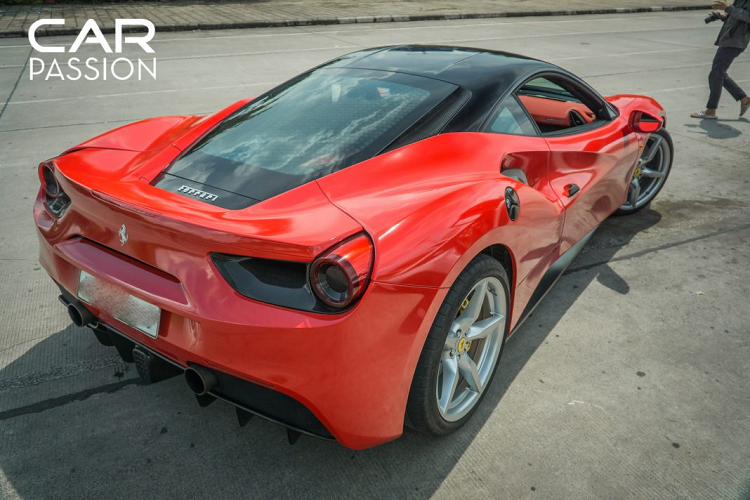 Chiếc Ferrari 488 GTB tại Sài Gòn này sử dụng bộ mâm năm chấu màu bạc, kích thước 20 inch cho cả bánh trước và bánh sau. Bên trong, hệ thống phanh của xe nổi bật với cùm phanh màu vàng và đĩa phanh bằng hợp kim gốm – carbon. Khi còn thuộc sở hữu của chủ nhân trước, xe đã được nâng cấp với một số chi tiết bằng sợi carbon như ốp đèn, ốp hốc gió, tay nắm cửa và nắp bình xăng đến từ Novitec.