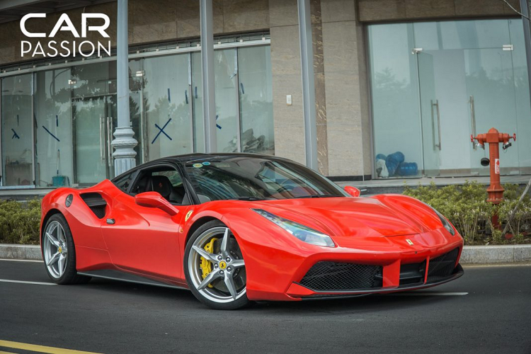 Thông thường lớp decal thay thế sẽ có màu sắc, họa tiết đặc biệt nhưng với chiếc siêu xe Ferrari 488 GTB này, lớp áo đỏ có phần truyền thống này lại khiến chiếc xe trở nên ấn tượng hơn.