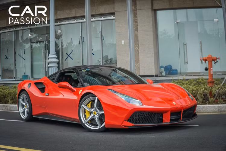 Thông thường lớp decal thay thế sẽ có màu sắc, họa tiết đặc biệt nhưng với chiếc siêu xe Ferrari 488 GTB này, lớp áo đỏ có phần truyền thống này lại khiến chiếc xe trở nên ấn tượng hơn.