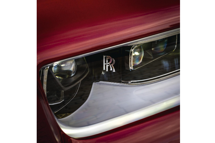 The Red Phantom sẽ được bán đấu giá trực tuyến để ủng hộ quỹ hỗ trợ các bệnh nhân AIDS.