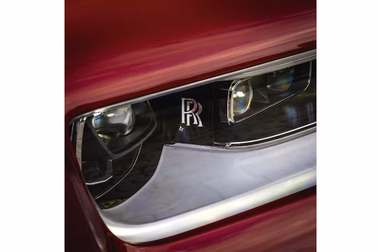 The Red Phantom sẽ được bán đấu giá trực tuyến để ủng hộ quỹ hỗ trợ các bệnh nhân AIDS.