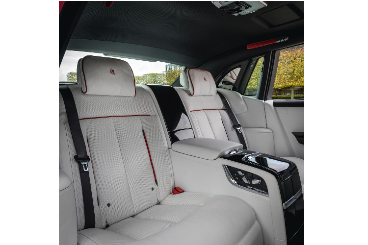 Bên trong là không gian nội thất bọc da được chế tác thủ công màu trắng Brilliant Arctic White, được nhấn bởi các viền màu đỏ Mugello Red. Roll-Royce sử dụng tới 9 lớp da được hoàn thiện thủ công và nhuộm màu trước khi sử dụng cho chiếc The Red Phantom.