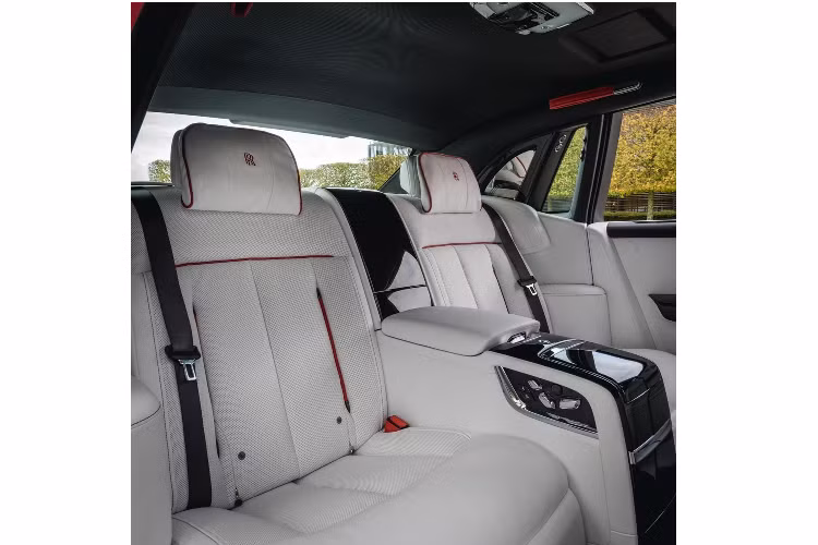 Bên trong là không gian nội thất bọc da được chế tác thủ công màu trắng Brilliant Arctic White, được nhấn bởi các viền màu đỏ Mugello Red. Roll-Royce sử dụng tới 9 lớp da được hoàn thiện thủ công và nhuộm màu trước khi sử dụng cho chiếc The Red Phantom.