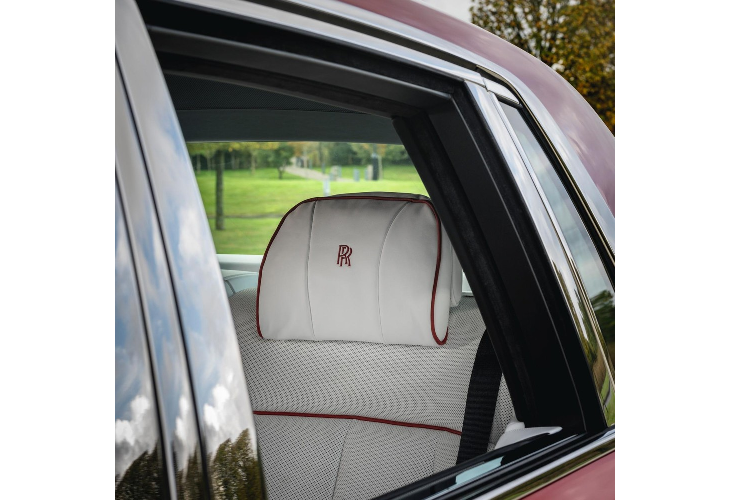 Ngoài ra, điểm nổi bật của không gian nội thất bên trong xe là các mặt ốp gỗ được hoàn thiện bằng tay với 6 lớp sơn mài và bộ đèn trần Mugello Red Shoot Starlight Headlight kéo dài hết trần xe với 1.600 bóng đèn sợi quang nhỏ.