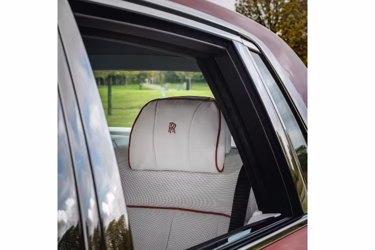 Ngoài ra, điểm nổi bật của không gian nội thất bên trong xe là các mặt ốp gỗ được hoàn thiện bằng tay với 6 lớp sơn mài và bộ đèn trần Mugello Red Shoot Starlight Headlight kéo dài hết trần xe với 1.600 bóng đèn sợi quang nhỏ.