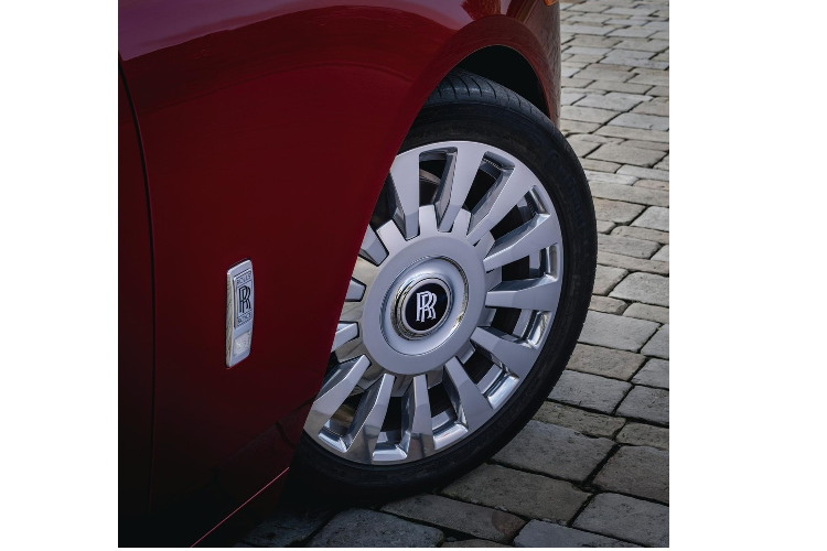 Nghệ sĩ Mickalene Thomas sẽ cá nhân hoá chiếc xe theo yêu cầu của khách hàng, dựa trên tác phẩm nghệ thuật nguyên bản được lấy cảm hứng từ The Red Phantom.