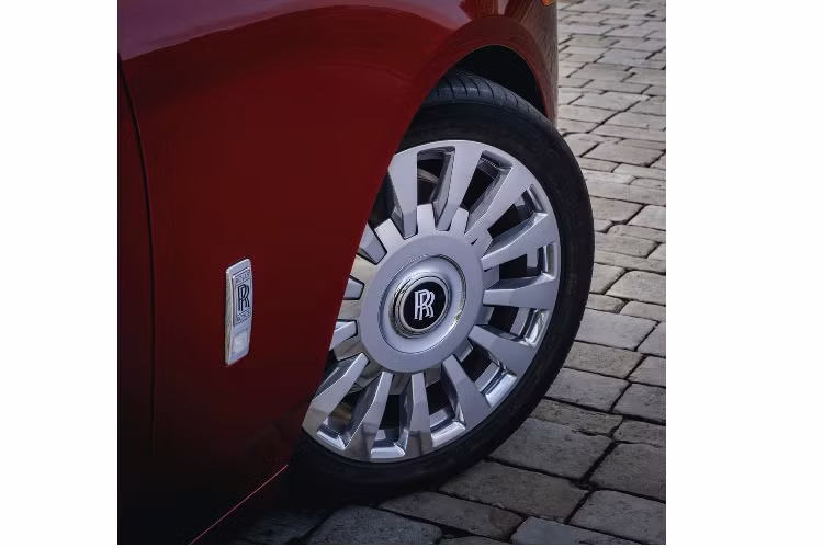 Nghệ sĩ Mickalene Thomas sẽ cá nhân hoá chiếc xe theo yêu cầu của khách hàng, dựa trên tác phẩm nghệ thuật nguyên bản được lấy cảm hứng từ The Red Phantom.