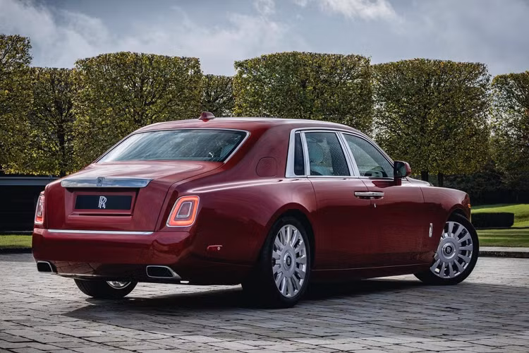 Đây là một tác phẩm của sự kết hợp giữa hãng xe sang Rolls-Royce và RED (một quỹ nghiên cứu cách chống lại các căn bệnh như AIDS, lao, sốt rét...) nhằm kỷ niệm 115 năm của thương hiệu Anh quốc. Theo kế hoạch, chiếc xe độc đáo này cũng sẽ được bán đấu giá để quyên tiền ủng hộ quỹ RED.