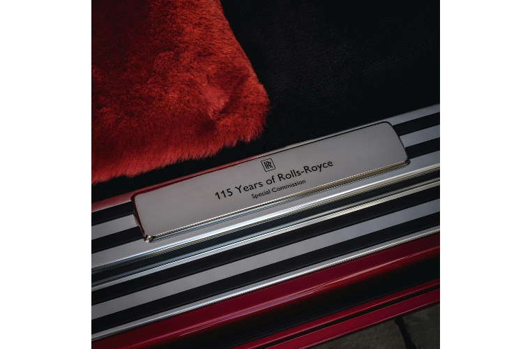 Ở bệ cửa, The Red Phantom được khắc dòng chữ "115 years of Rolls-Royce - Special Commission" nhằm đánh dấu sự đặc biệt của mẫu xe này.