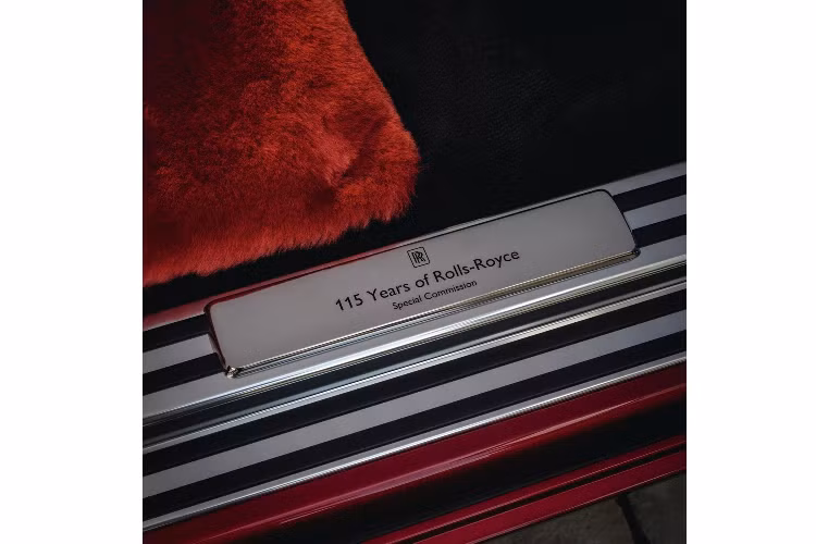 Ở bệ cửa, The Red Phantom được khắc dòng chữ "115 years of Rolls-Royce - Special Commission" nhằm đánh dấu sự đặc biệt của mẫu xe này.