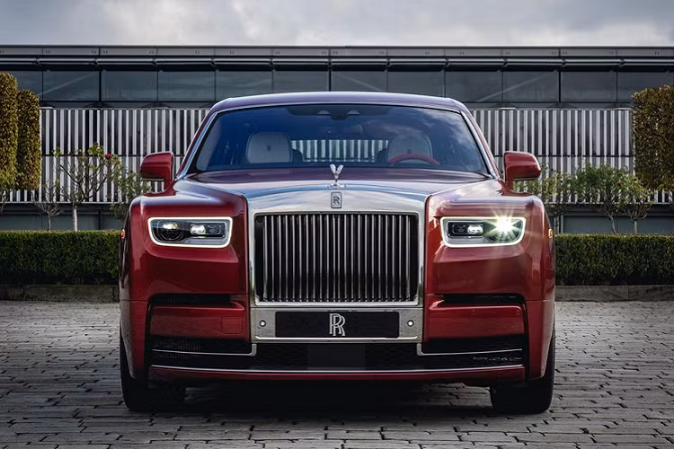 Điểm nổi bật của chiếc Rolls-Royce Phantom RED 2019 chính là lớp sơn màu sơn đỏ Magma Red với các hạt pha lê chìm trong lớp sơn bề mặt tạo nên sắc độ lóng lánh rất khác biệt. Có tổng cộng 5 lớp sơn và được đánh bóng bằng tay trong hơn 5 giờ đồng hồ.
