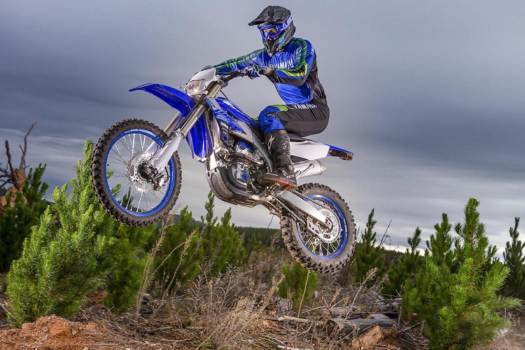 Bên dưới gầm xe là một tấm ốp mới với 2 mục đích sử dụng song hành. Ngoài việc bảo vệ khung, động cơ, bơm nước cùng các đường ống dẫn, tấm ốp gầm mới còn ôm sát động cơ hơn. Điều này đồng nghĩa với việc bùn đất sẽ bám vào ít hơn. Tính công thái của WR250F đã được cải thiện. Ghi-đông bằng nhôm của chiếc xe đem tới khả năng tuỳ biến 4 vị trí khác nhau, trong khi két làm mát hai bên mới đã giúp cho bề ngang thân xe trở nên hẹp hơn. 