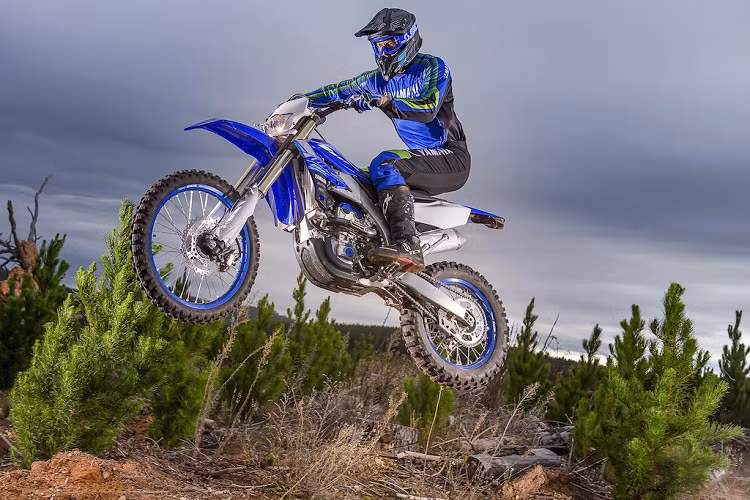 Bên dưới gầm xe là một tấm ốp mới với 2 mục đích sử dụng song hành. Ngoài việc bảo vệ khung, động cơ, bơm nước cùng các đường ống dẫn, tấm ốp gầm mới còn ôm sát động cơ hơn. Điều này đồng nghĩa với việc bùn đất sẽ bám vào ít hơn. Tính công thái của WR250F đã được cải thiện. Ghi-đông bằng nhôm của chiếc xe đem tới khả năng tuỳ biến 4 vị trí khác nhau, trong khi két làm mát hai bên mới đã giúp cho bề ngang thân xe trở nên hẹp hơn. 