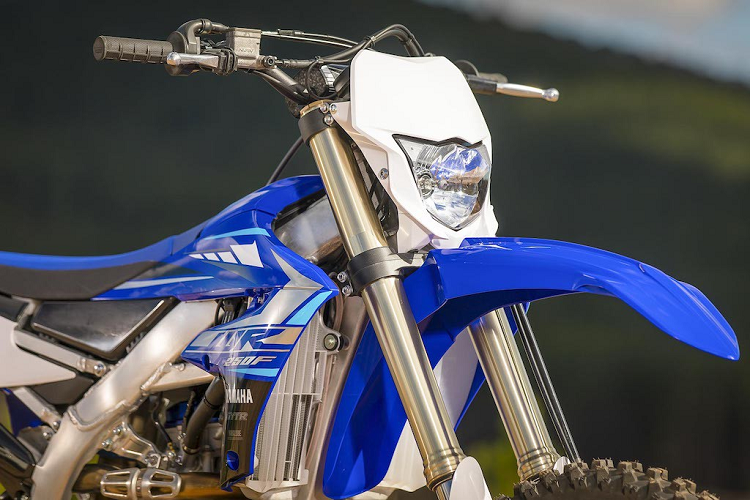 Hệ thống khởi động của WR250F 2020 đã được thiết kế lại hoàn toàn, với thay đổi lớn nhất đó là không còn cần đạp. Ngoài ra củ dề nay đã được đặt sau xi-lanh để tối ưu tỷ lệ phân bổ trọng lượng của xe. Với ly hợp 1 chiều, bộ đề cũng đã giảm tới 60% độ ma sát so với đời xe cũ. 