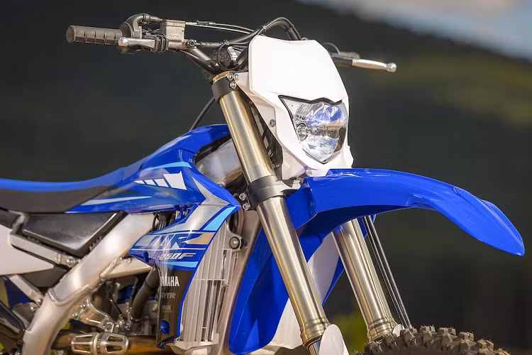 Hệ thống khởi động của WR250F 2020 đã được thiết kế lại hoàn toàn, với thay đổi lớn nhất đó là không còn cần đạp. Ngoài ra củ dề nay đã được đặt sau xi-lanh để tối ưu tỷ lệ phân bổ trọng lượng của xe. Với ly hợp 1 chiều, bộ đề cũng đã giảm tới 60% độ ma sát so với đời xe cũ. 