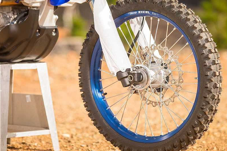 Hộp số 6 cấp với tỷ số truyền giữa các cấp rộng của WR250F nay có bộ ly hợp mới. Yamaha cho biết bộ côn của WR250F 2020 vừa nhẹ hơn, vừa bền hơn trước. Các lá côn nay có khả năng chịu nhiệt cao hơn, cùng với tay côn nhẹ hơn trước. 