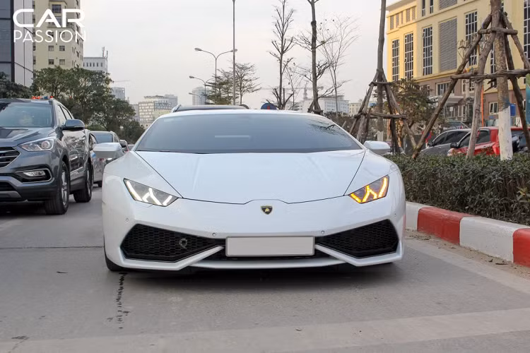 Những chiếc Lamborghini Huracan ở Việt Nam thường được chủ nhân trang bị những gói độ nâng cấp ấn tượng. Trong số đó phải nói đến chiếc Huracan được trang bị gói độ Novara Edizion cùng bộ mâm Forgiato. Ngoài ra, còn có những chiếc xe khác được độ mâm hay lên hệ thống ống xả mới. Những chi tiết này giúp chiếc xe trở nên đặc biệt hơn, thậm chí nổi bật hơn.