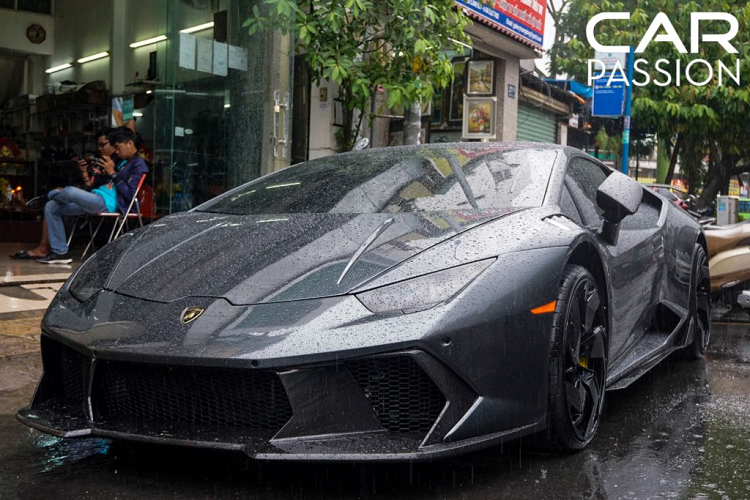 Là một đối thủ của Ferrari 488GTB, siêu xe Lamborghini Huracan ăn điểm bởi vẻ ngoài được thiết kế hầm hố, góc cạnh. Mẫu xe được ra đời nhằm thay thế Lamborghini Gallardo- chiếc xe đã được sản xuất liên tục trong vòng 10 năm. Đây là một chiếc siêu xe được ưa chuộng bởi mức giá khá “mềm” so với Lamborghini Aventador, nhưng không vì thế mà nó kém phần hấp dẫn.