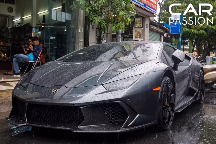 Là một đối thủ của Ferrari 488GTB, siêu xe Lamborghini Huracan ăn điểm bởi vẻ ngoài được thiết kế hầm hố, góc cạnh. Mẫu xe được ra đời nhằm thay thế Lamborghini Gallardo- chiếc xe đã được sản xuất liên tục trong vòng 10 năm. Đây là một chiếc siêu xe được ưa chuộng bởi mức giá khá “mềm” so với Lamborghini Aventador, nhưng không vì thế mà nó kém phần hấp dẫn.